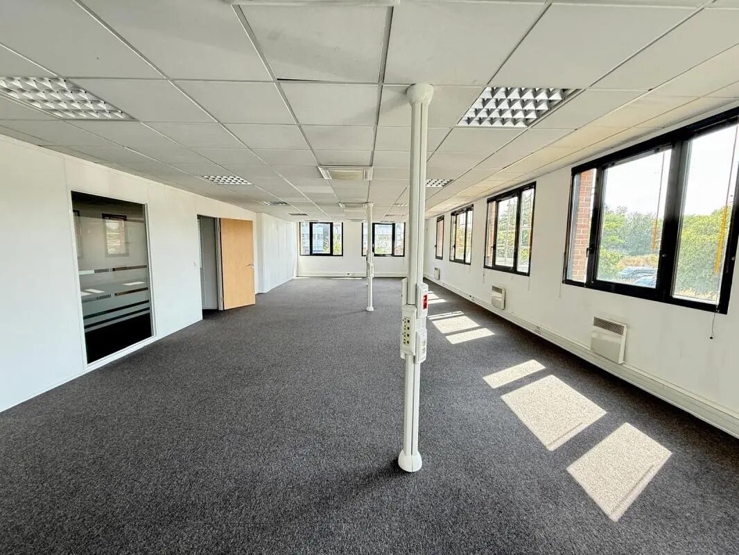 Office in Évry-Courcouronnes for lease Interior Photo- Image 1 of 6