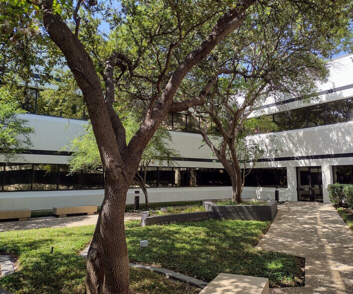 5005 W Royal Ln, Irving, TX à louer - Photo du bâtiment - Image 3 de 7