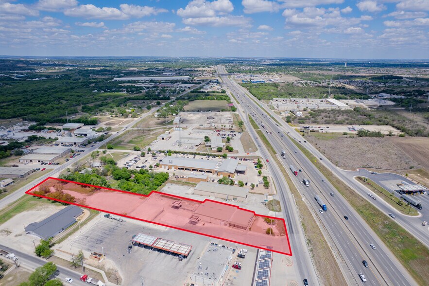 4320 S Interstate 35, New Braunfels, TX à louer - Photo du bâtiment - Image 2 de 11