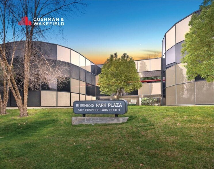 5401 Business Park S, Bakersfield, CA à vendre - Photo du bâtiment - Image 2 de 8