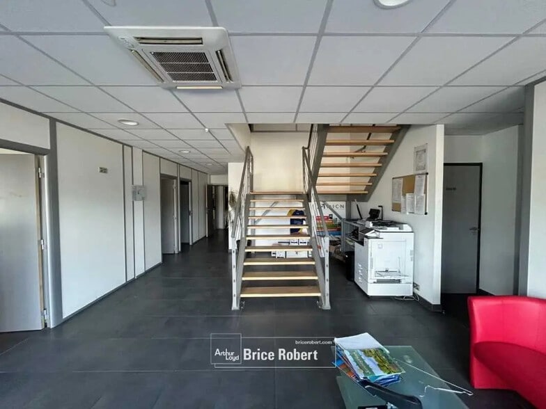 Flex in Janneyrias for sale - Interior Photo - Image 2 of 5