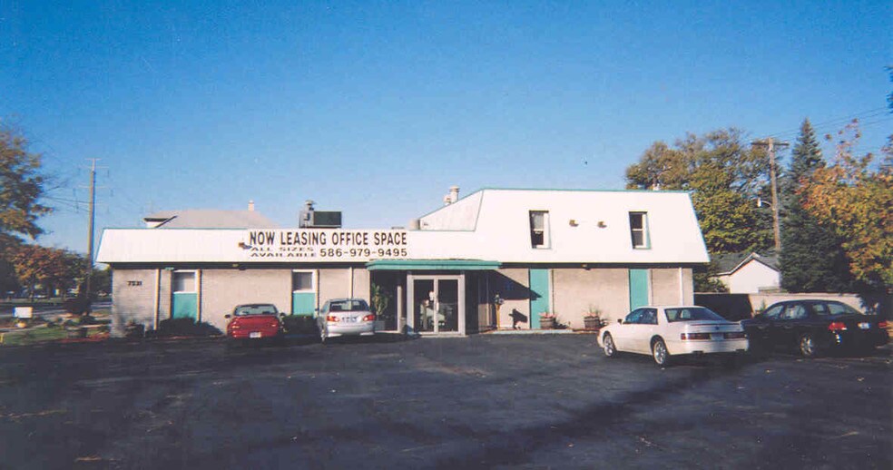 7531 E Eight Mile Rd, Warren, MI à vendre - Photo du bâtiment - Image 2 de 5