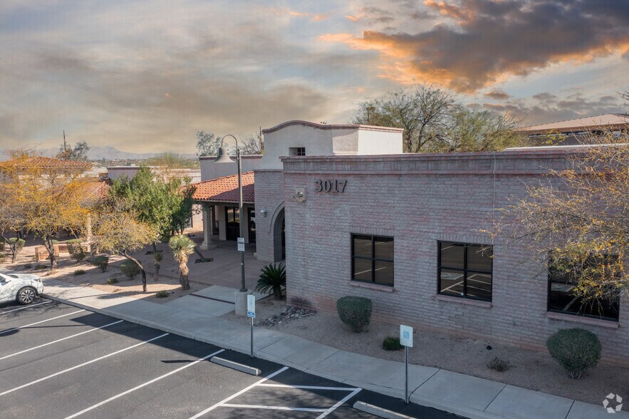 3017 W Ina Rd, Tucson, AZ à louer - Photo du bâtiment - Image 2 de 12
