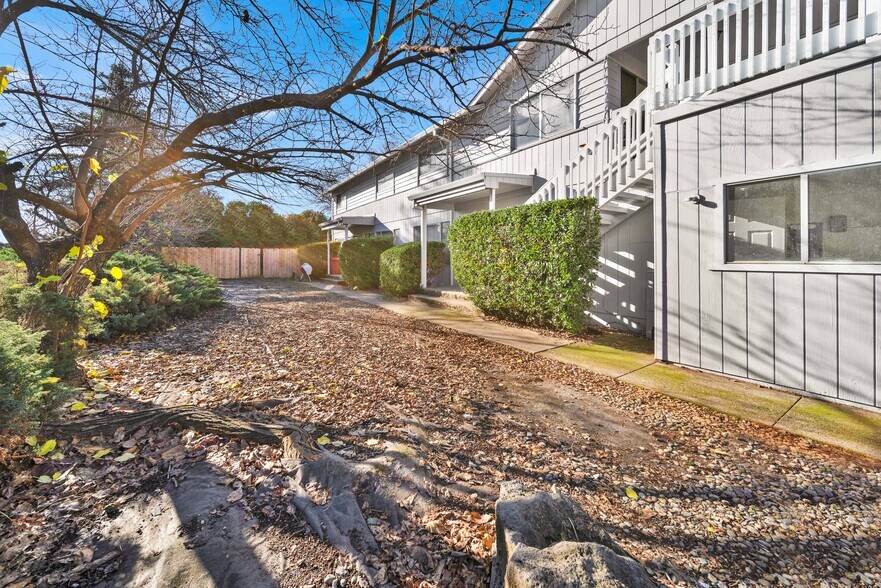 1091 Del Sol Pl, Redding, CA à vendre - Photo du bâtiment - Image 2 de 40