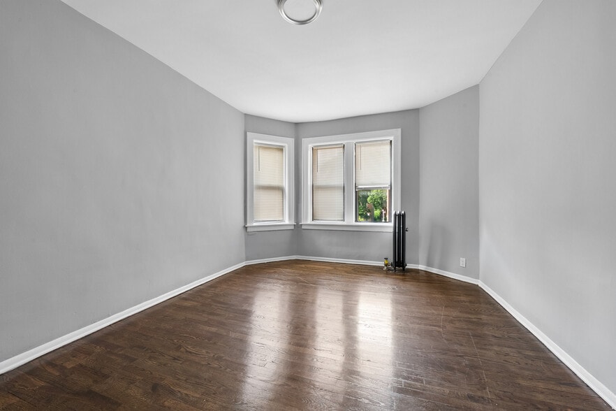 7655-7657 S Coles Ave, Chicago, IL à vendre - Photo du bâtiment - Image 3 de 9