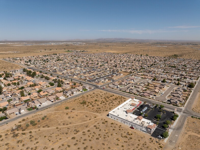 Cactus Rd, Adelanto, CA à louer - Aérien - Image 3 de 5