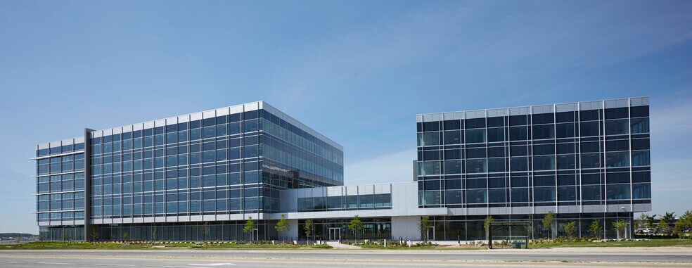 8 Prologis Blvd, Mississauga, ON à vendre - Photo du bâtiment - Image 1 de 1