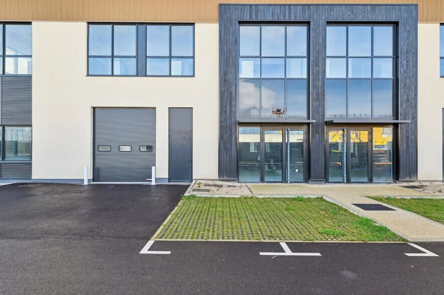 Flex dans Nanterre à louer - Photo du bâtiment - Image 3 de 7