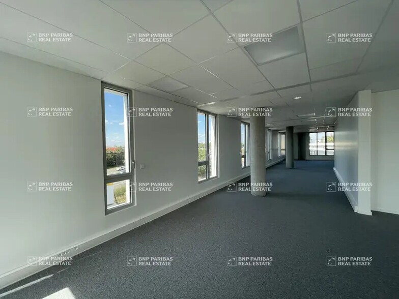 4 Rue Duguay Trouin, Saint-Herblain for lease - Interior Photo - Image 3 of 14