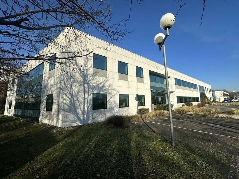 Bureau dans Illkirch-Graffenstaden à louer - Photo du bâtiment - Image 2 de 13