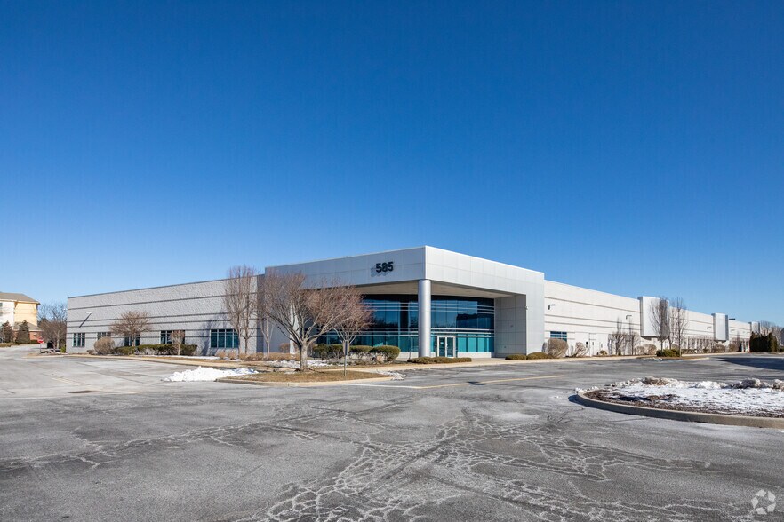 585 Johnson Ave, Bohemia, NY à louer - Photo du bâtiment - Image 2 de 5