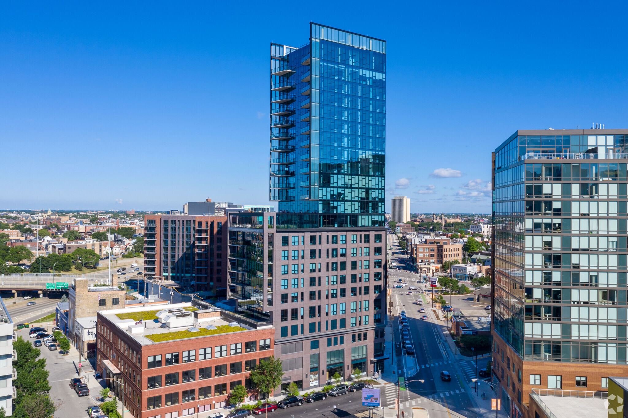 730 N Milwaukee Ave, Chicago, IL à vendre Photo du bâtiment- Image 1 de 1