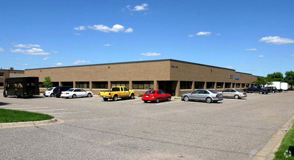 1600-1618 E Cliff Rd, Burnsville, MN à louer - Photo du bâtiment - Image 2 de 6