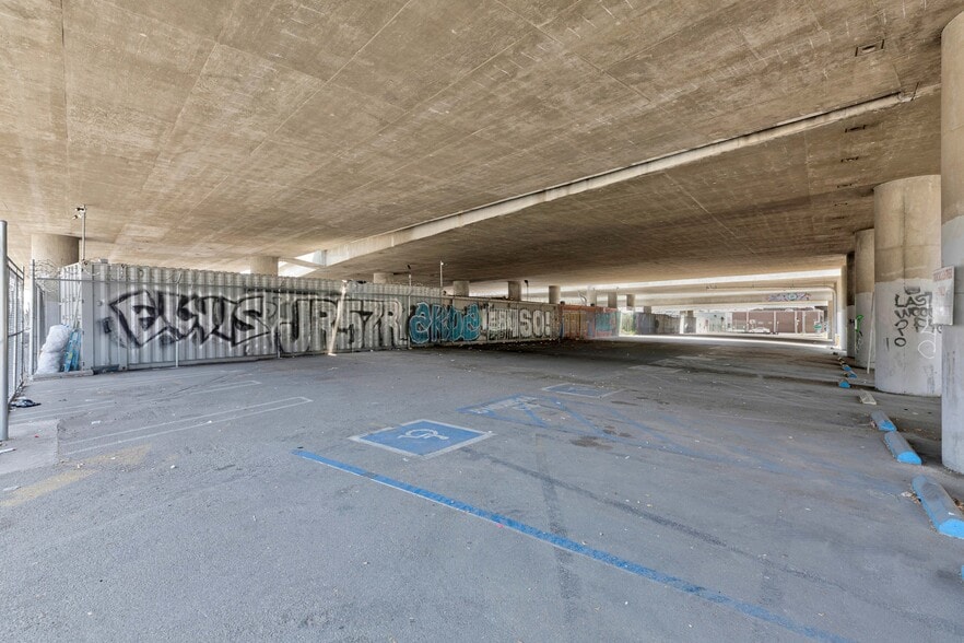 1700 S Flower St, Los Angeles, CA for lease - Building Photo - Image 2 of 14