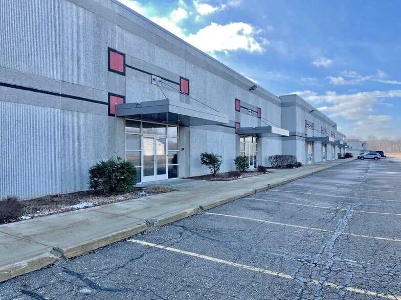 4063 Grand Oak Dr, Lansing, MI à louer - Photo du bâtiment - Image 2 de 9