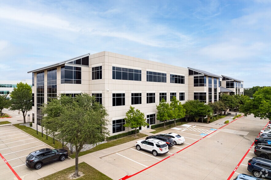 5601 Democracy Dr, Plano, TX à louer - Photo du bâtiment - Image 1 de 18