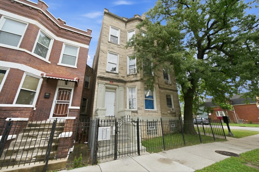 201 N Laramie Ave, Chicago, IL for sale - Building Photo - Image 2 of 9