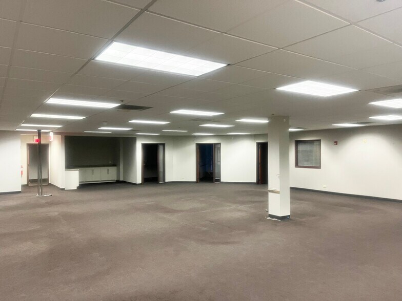 700 Hilltop Dr, Itasca, IL à louer - Photo du bâtiment - Image 2 de 6