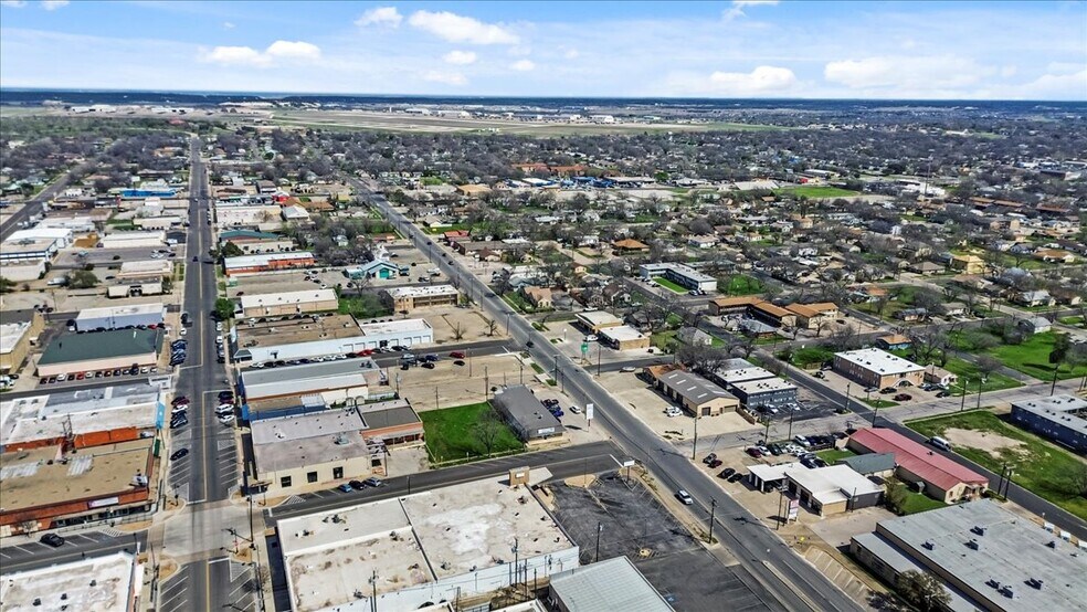 420 E Ave C, Killeen, TX à vendre - Photo du bâtiment - Image 3 de 12