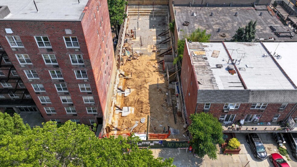 14414 38th Ave, Flushing, NY à vendre - Photo principale - Image 1 de 4