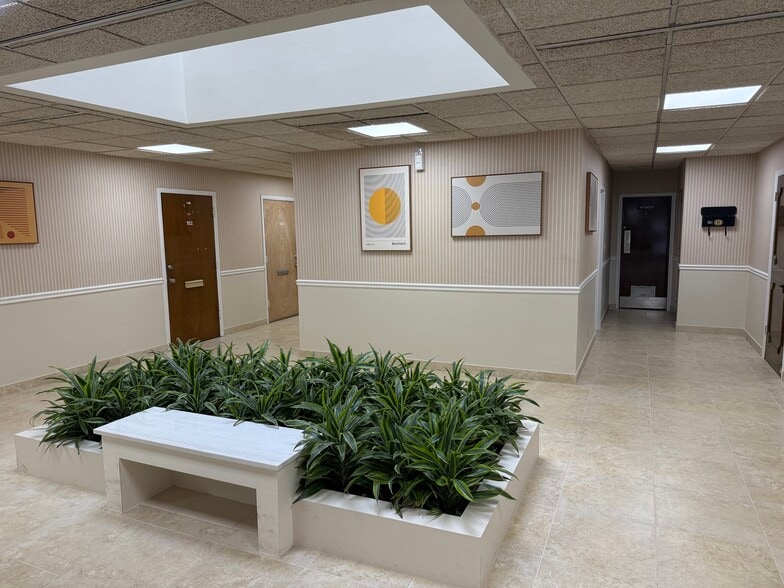 1860 Forest Hill Blvd, West Palm Beach, FL for lease - Lobby - Image 2 of 6