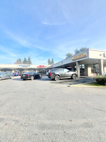 7810-7890 La Riviera Dr, Sacramento, CA à louer - Photo du bâtiment - Image 2 de 8