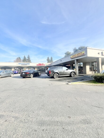 7810-7890 La Riviera Dr, Sacramento, CA à louer - Photo du bâtiment - Image 2 de 8