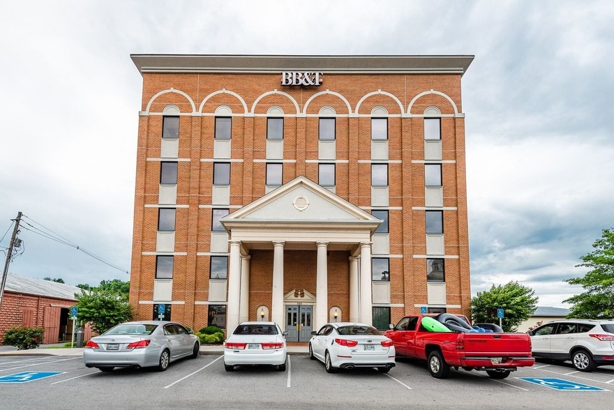 100 E Main St, Sevierville, TN for lease - Building Photo - Image 3 of 16