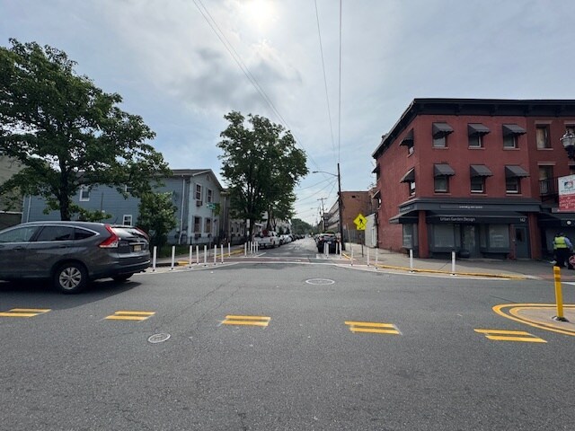 137 Monticello Ave, Jersey City, NJ à louer - Photo du bâtiment - Image 3 de 7