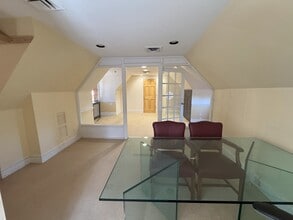 8 Bond St, Great Neck, NY à louer Photo du bâtiment- Image 1 de 6