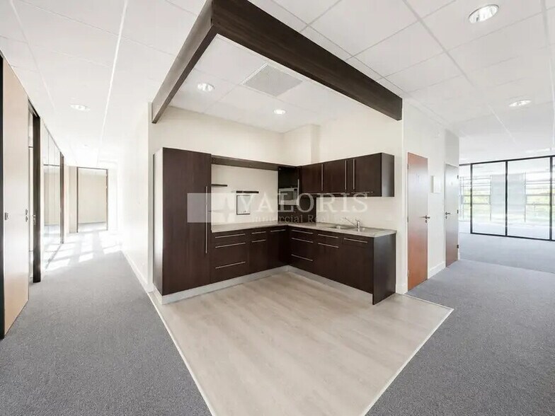 117 Allée Des Parcs, Saint-Priest for lease - Building Photo - Image 3 of 15