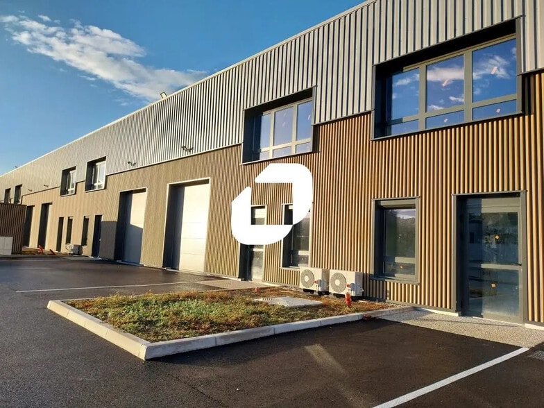 225 Avenue Des Marronniers, Bourgoin-Jallieu à louer - Photo du bâtiment - Image 1 de 41