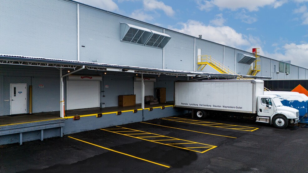 3330 Hollins Rd, Roanoke, VA à louer - Photo du bâtiment - Image 3 de 8