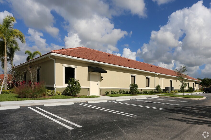 585 NW Lake Whitney, Port Saint Lucie, FL à vendre - Photo du bâtiment - Image 3 de 10