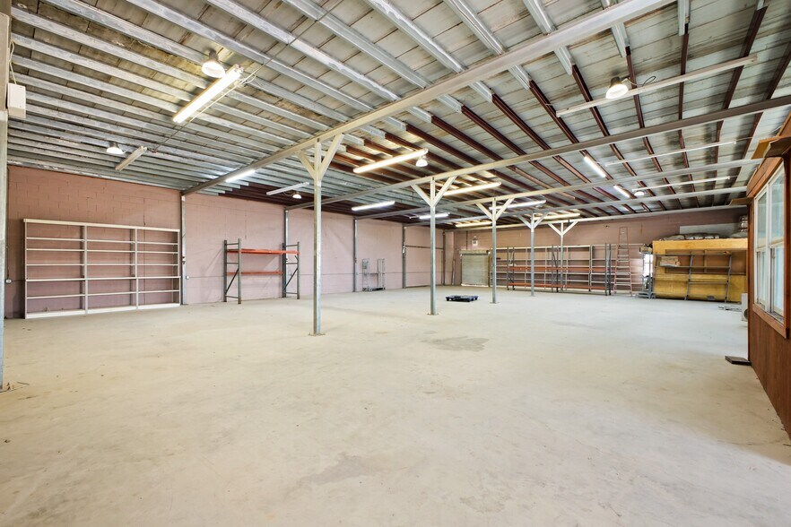 5075 Highway 21, San Marcos, TX à vendre - Photo intérieure - Image 2 de 24