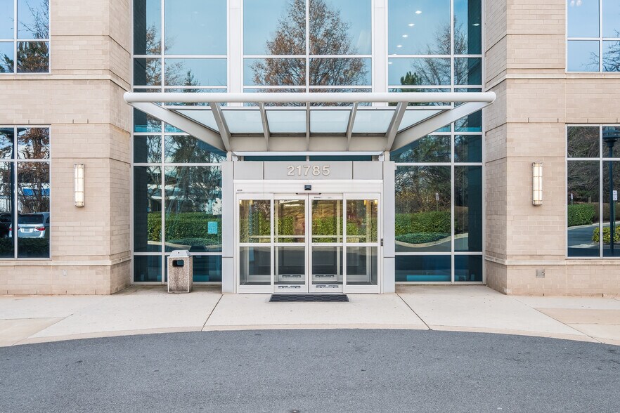 21785 Filigree Ct, Ashburn, VA à louer - Photo du bâtiment - Image 3 de 34