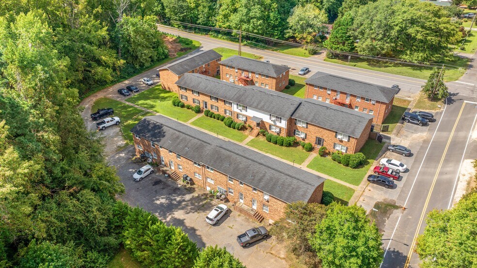 1041 W Meadow Dr, Lancaster, SC à vendre - Photo du bâtiment - Image 2 de 7