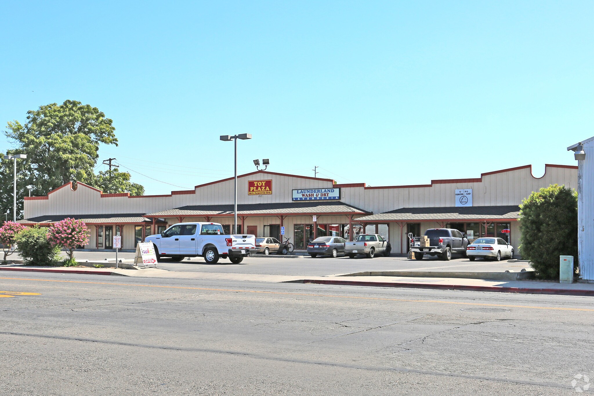 160 S Farmersville Blvd, Farmersville, CA for lease Primary Photo- Image 1 of 6