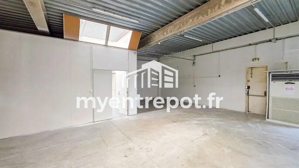Flex in Aubagne for lease - Interior Photo - Image 2 of 8