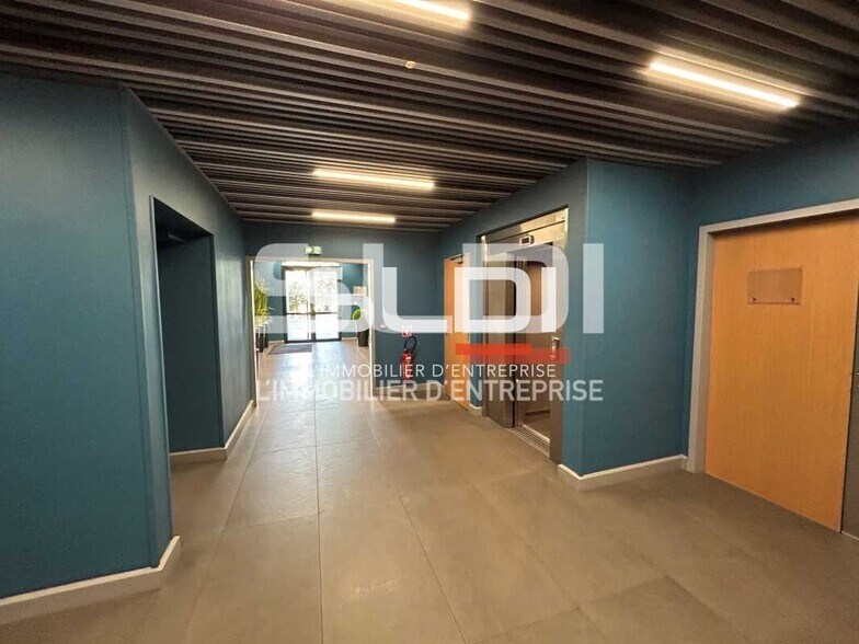 Rue Dellevaux, Champagne-au-Mont-d'Or for lease - Lobby - Image 2 of 24