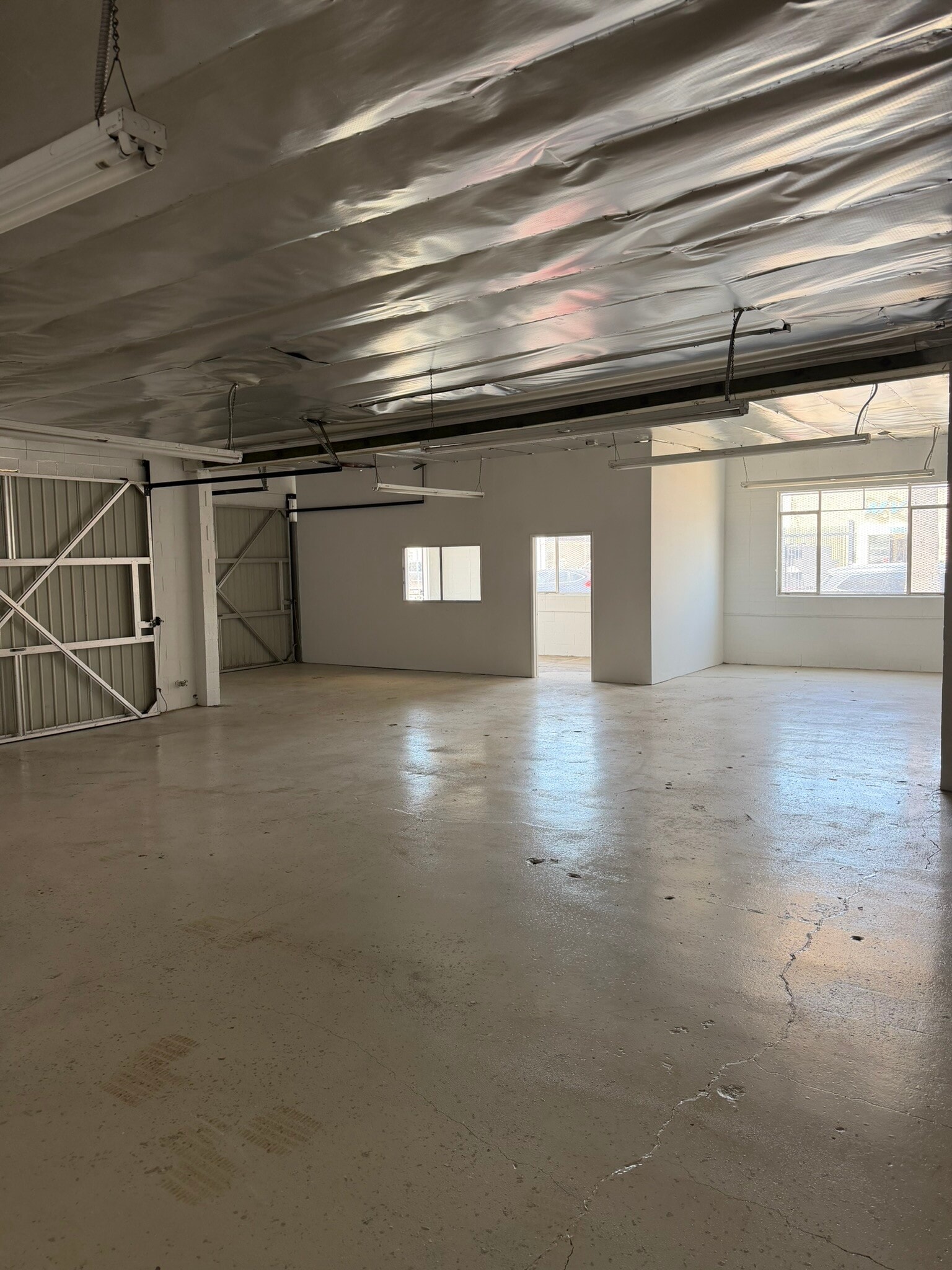 14754 Calvert St, Van Nuys, CA for lease Interior Photo- Image 1 of 4