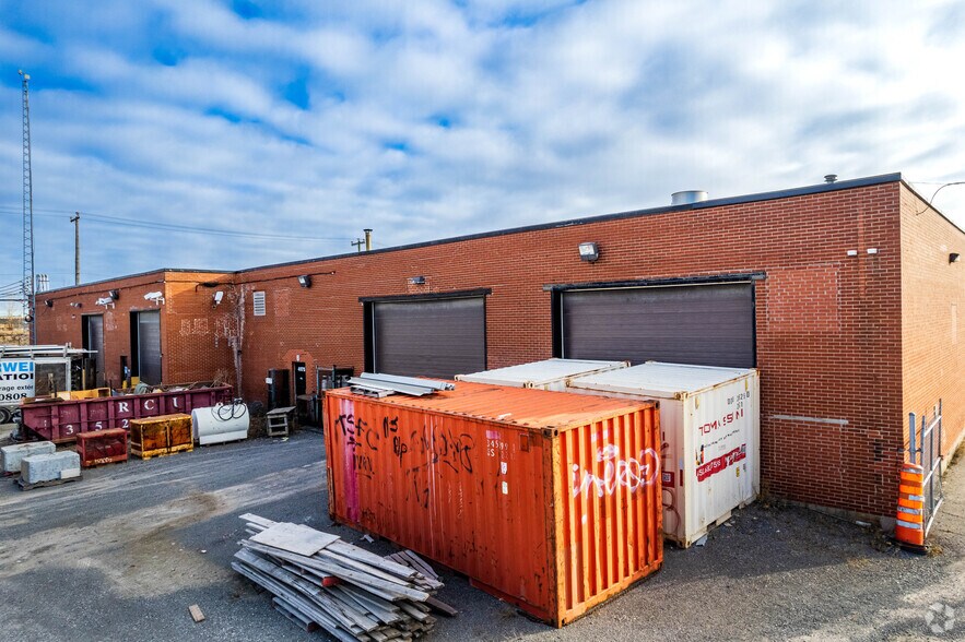 4975-4995 Rue Fisher, Montréal, QC à louer - Photo du bâtiment - Image 3 de 13