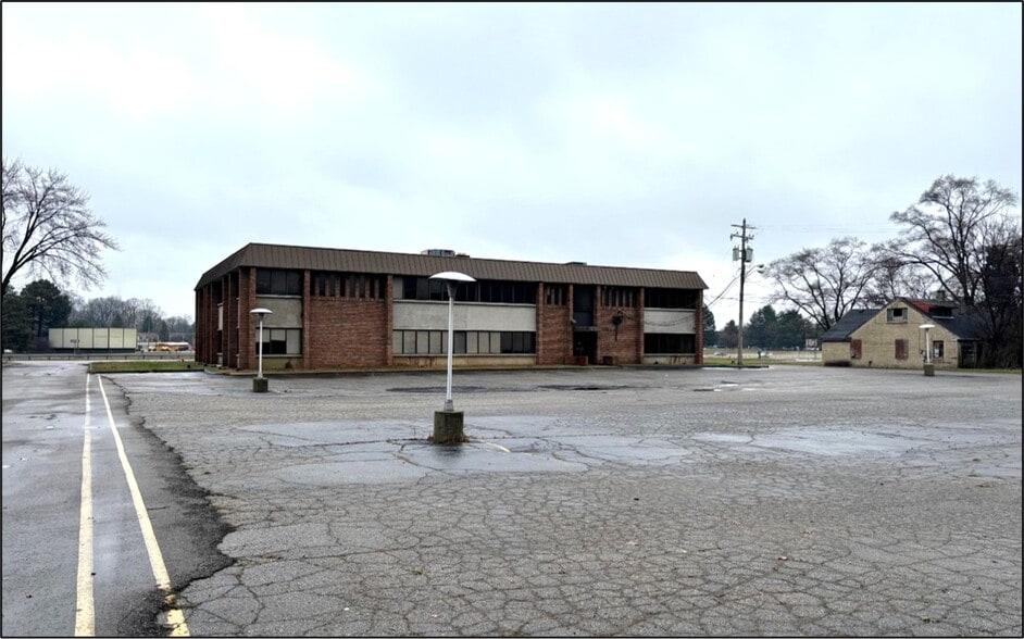 Office Building and Adjacent Home portfolio of 2 properties for sale on LoopNet.ca - Building Photo - Image 2 of 6