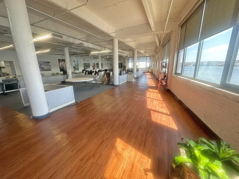 59 E 1st St, Bayonne, NJ for lease - Building Photo - Image 2 of 4