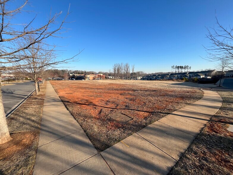 935 South Point Rd, Belmont, NC à louer - Photo du bâtiment - Image 2 de 7