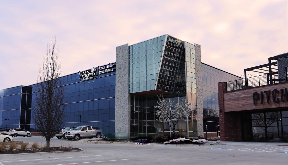 331 Village Pointe Plz, Omaha, NE à louer - Photo du bâtiment - Image 2 de 12