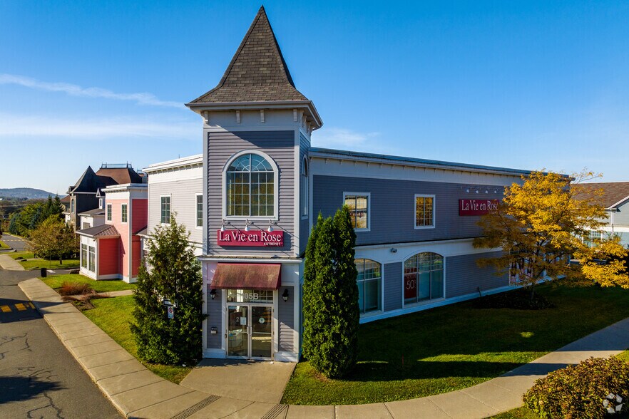 105 Boul Du Carrefour, Bromont, QC à louer - Photo du bâtiment - Image 3 de 9