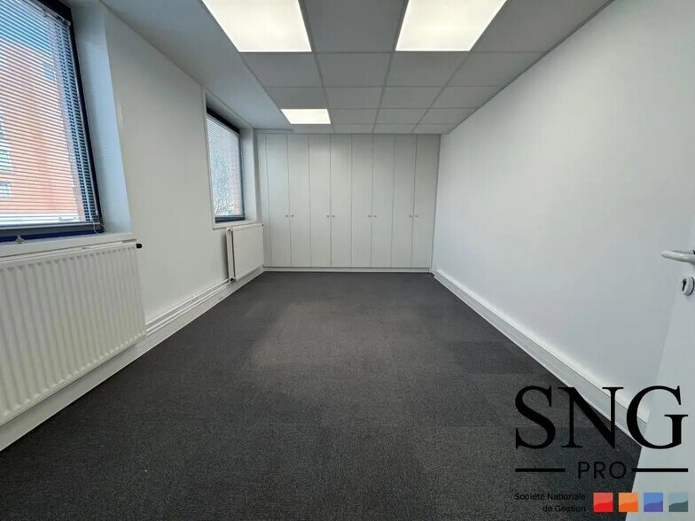 16 Rue Jacques Tati, Évry-Courcouronnes for sale - Building Photo - Image 3 of 10