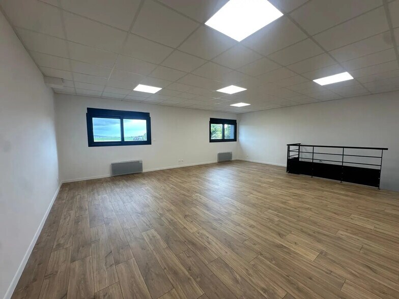 Flex in Hérouville-en-Vexin for lease - Interior Photo - Image 2 of 12