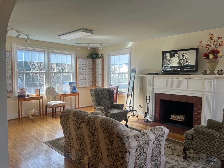 904 Apperson Dr, Salem, VA à vendre - Photo du bâtiment - Image 3 de 13